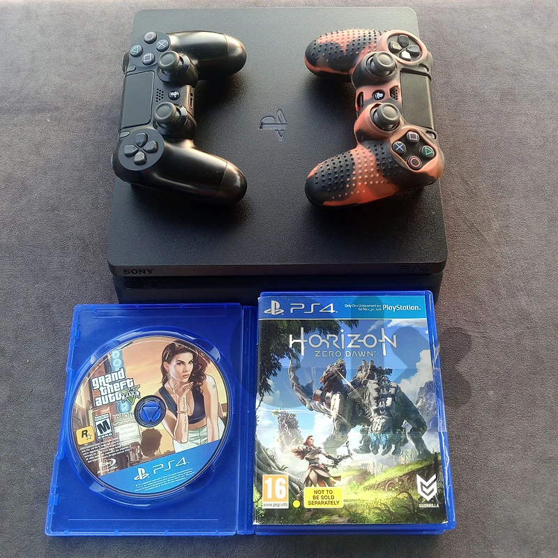 Ps4 slim ma3ah 2 controller original 
W cd gta5 w cd horizon