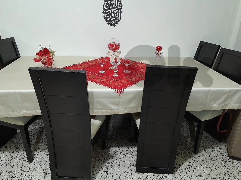 غرفة سفرة مستعملة