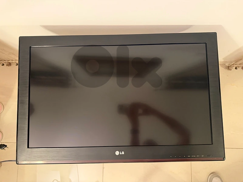 LG 32” LCD TV – Model 32CS410-TB