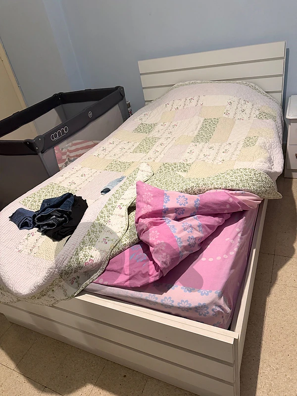 2 white beds