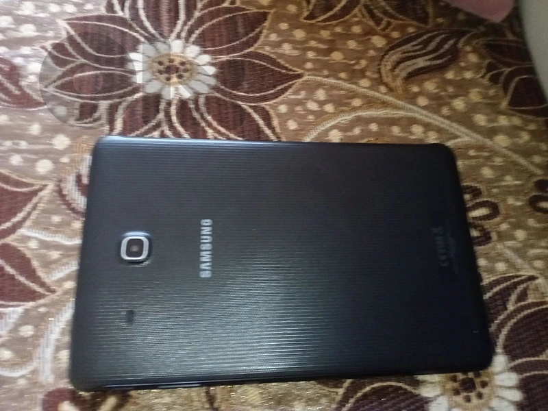 sumsung galaxy Tab E 2015   like new 8g 9.7 insh