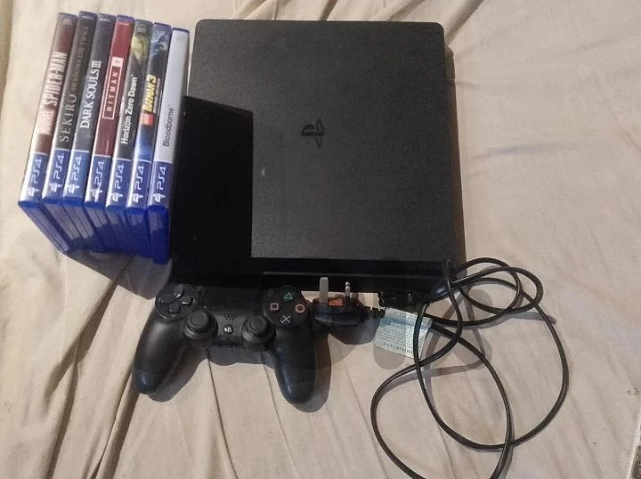 Ps4 1tb + 8cds