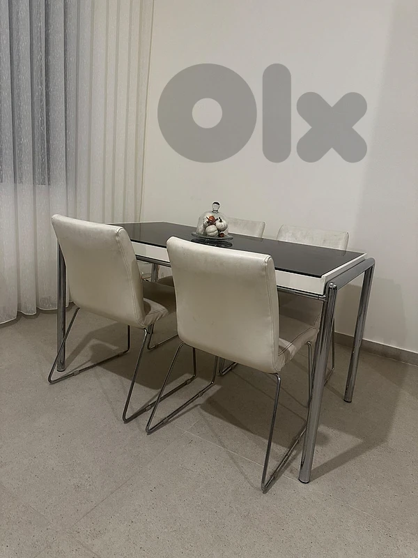 dining table with 4 leather chairs. 160$