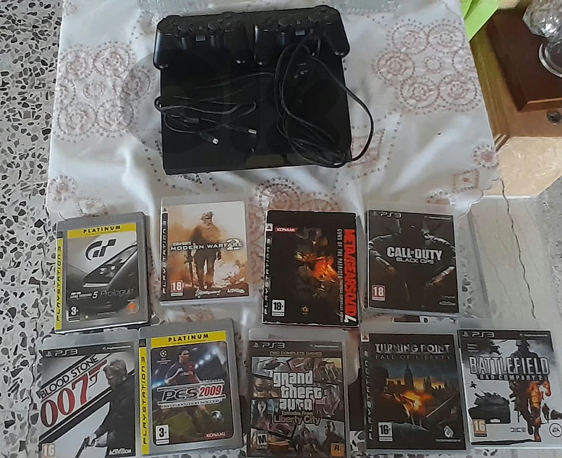 ps3 with 2 original controllers+controllers charger+9 games