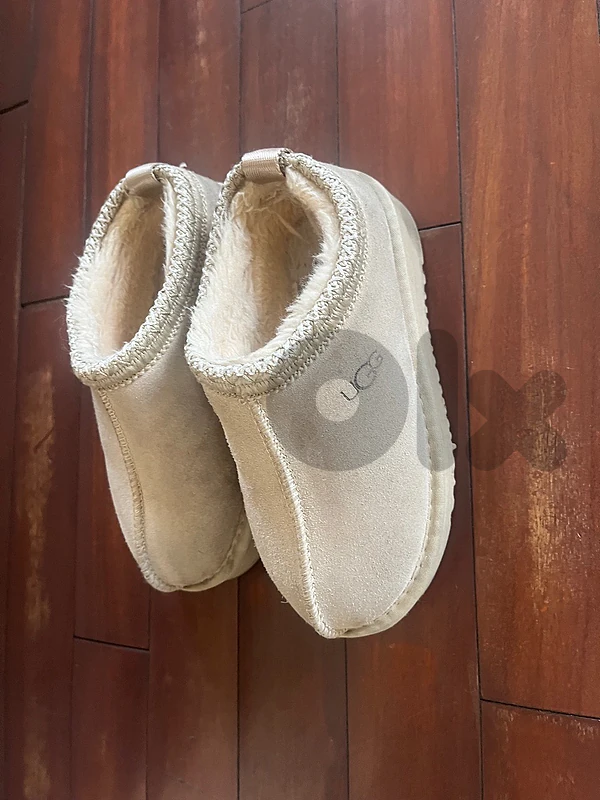 uggs girl size 33