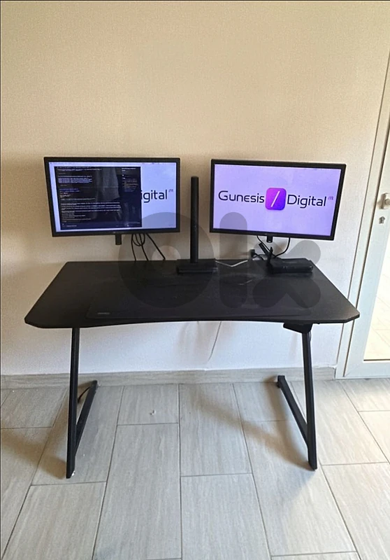 Table Desk +  2 screen monitor