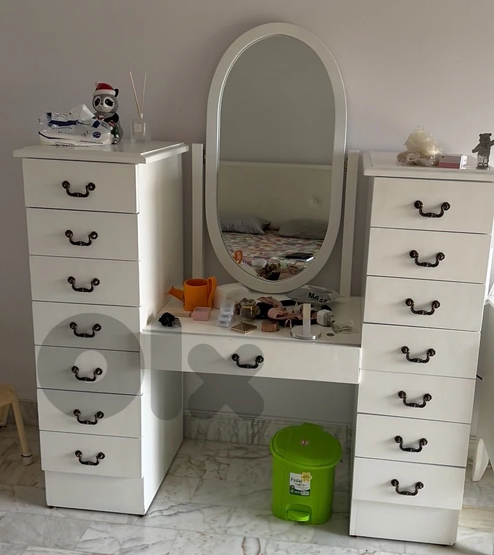 vanity table with mirror