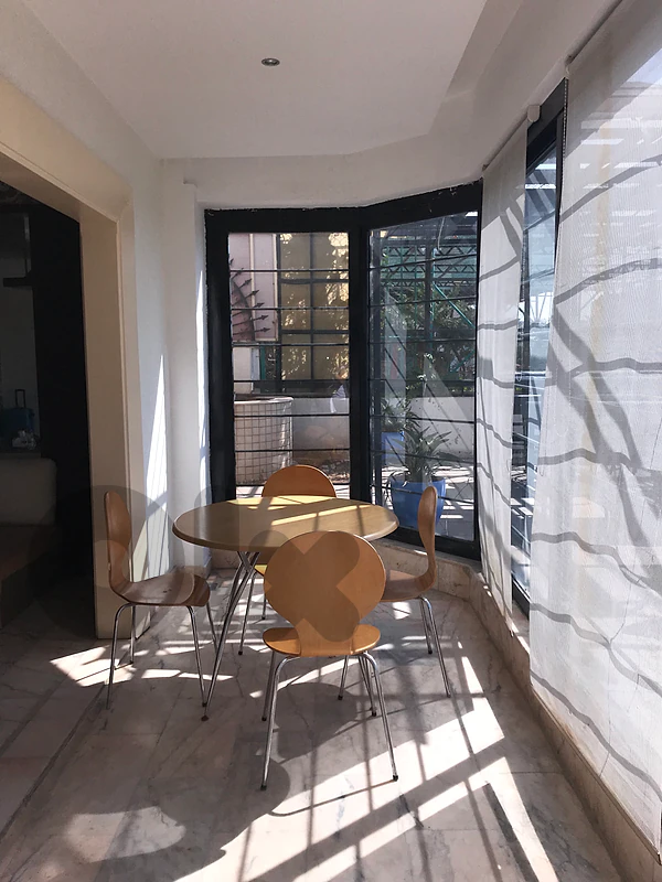 Table and Chairs - طاولة و كراسي