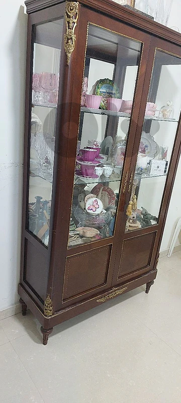 فيترين  مصري خشب شيه جديدة طول ١٧٠ سم عرض ١٠٠ سم و غمق ٣٥ سم