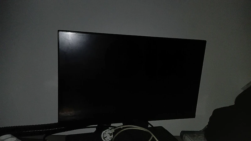 LG 27" Full HD IPS Monitor (27MR400-B) – 100Hz, Like New