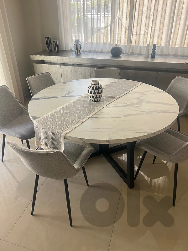Elegant round dining table (6 to 8 persons)