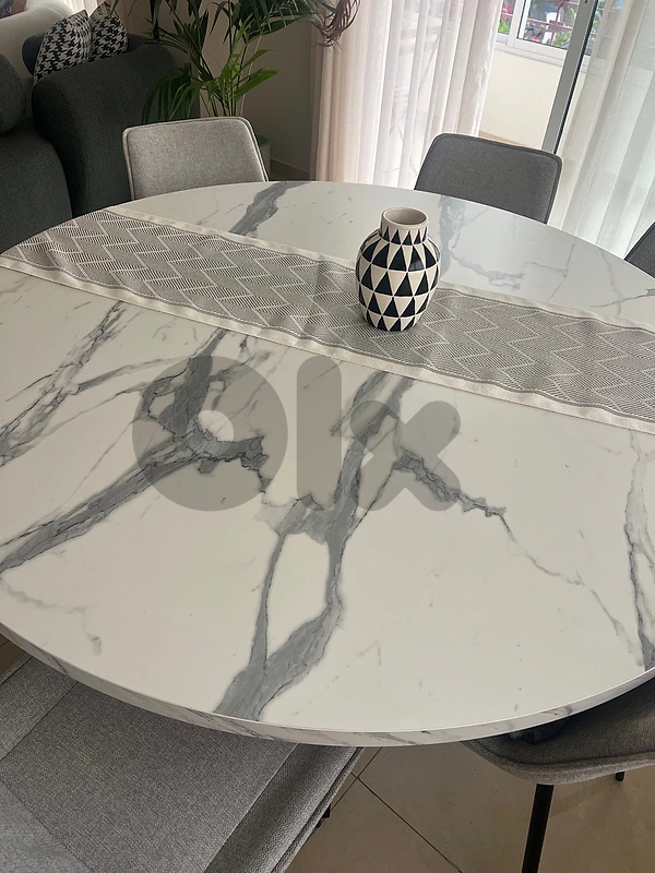 Elegant round dining table (6 to 8 persons)