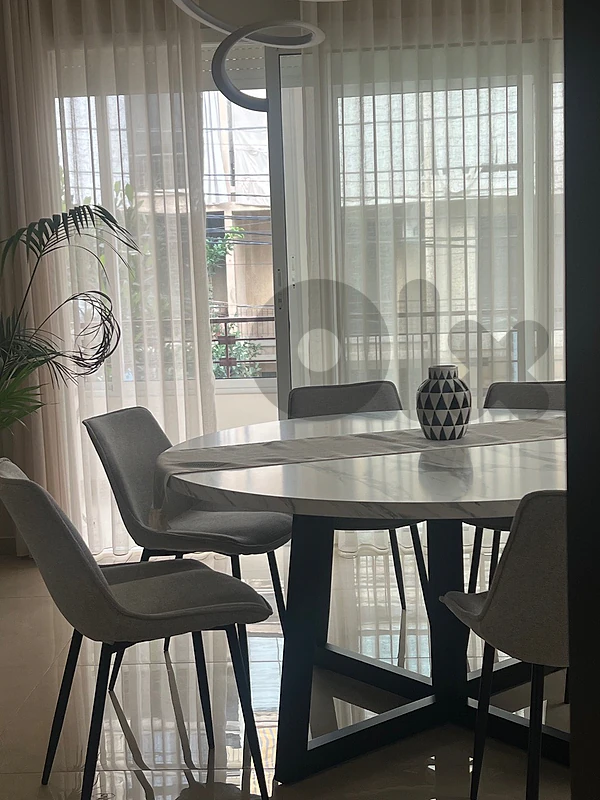 Elegant round dining table (6 to 8 persons)