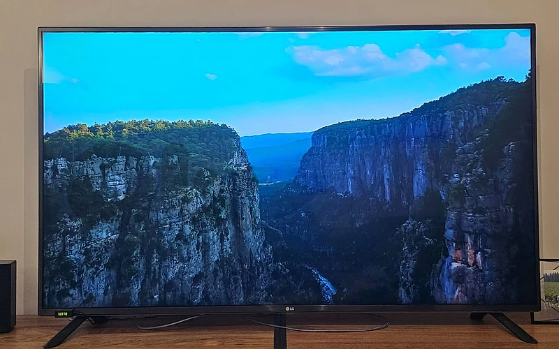 LG 60" 1080p 3D LED TV (60LF650T) with 3D Glasses, Pickup Only