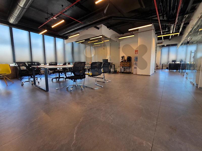 RAO26-5122 UNFURNISHED OFFICE 275 m² FOR RENT | DEKWENEH RAO26-5122 UNFURNISHED OFFICE 275 m² FOR RENT | DEKWENEH