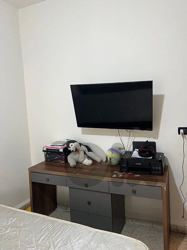 تلفزيون وتختين وفرشتين ومكتبه بس ب 500$