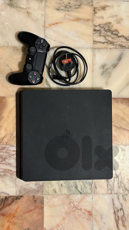 PS4 slim + 12 CDS