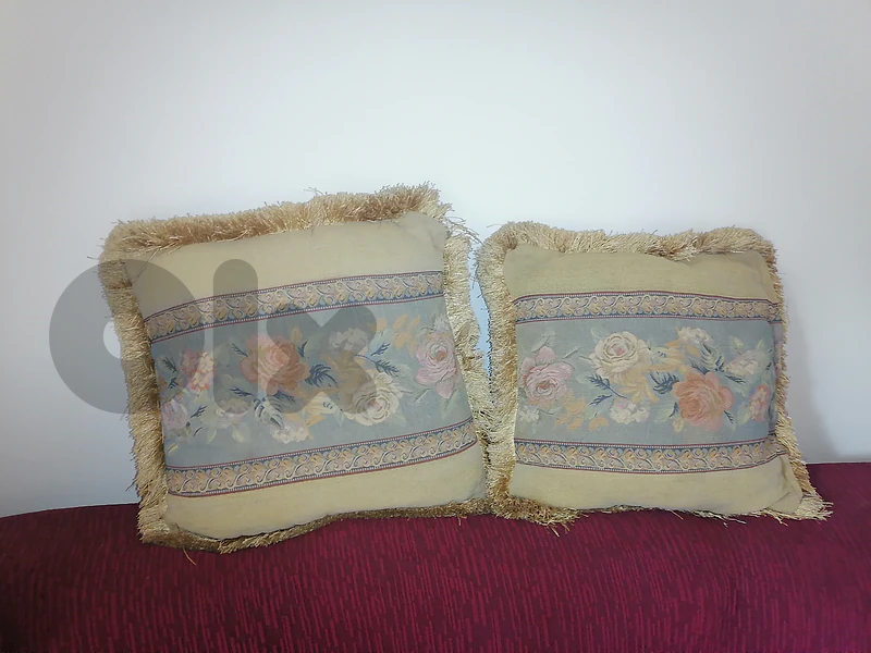 2 cushions and 2 decorative egyptian plates art painting
