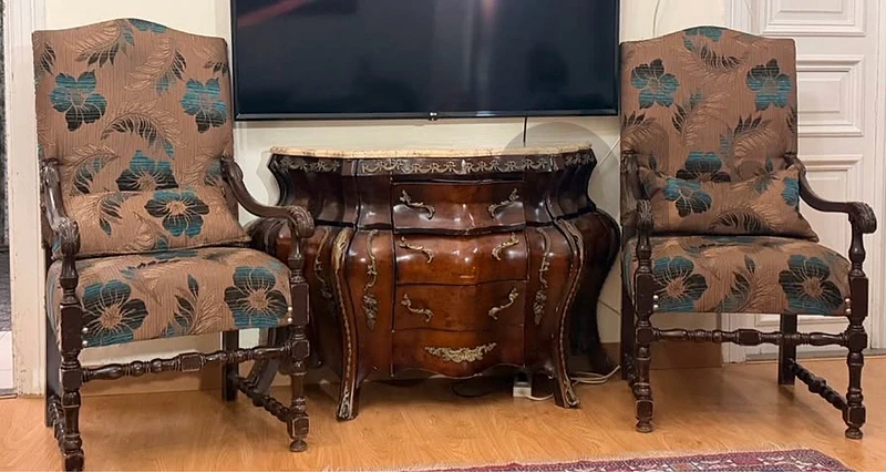 2 armchairs and wooden console