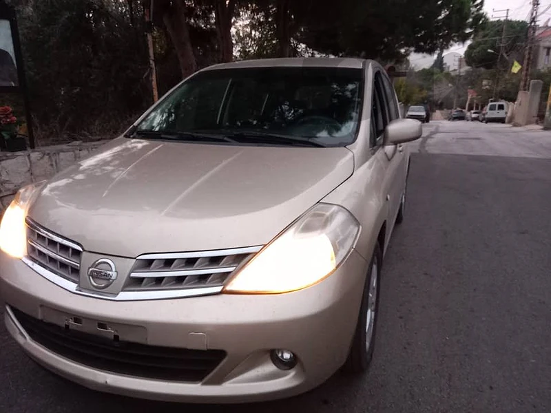 Nissan tida 2010