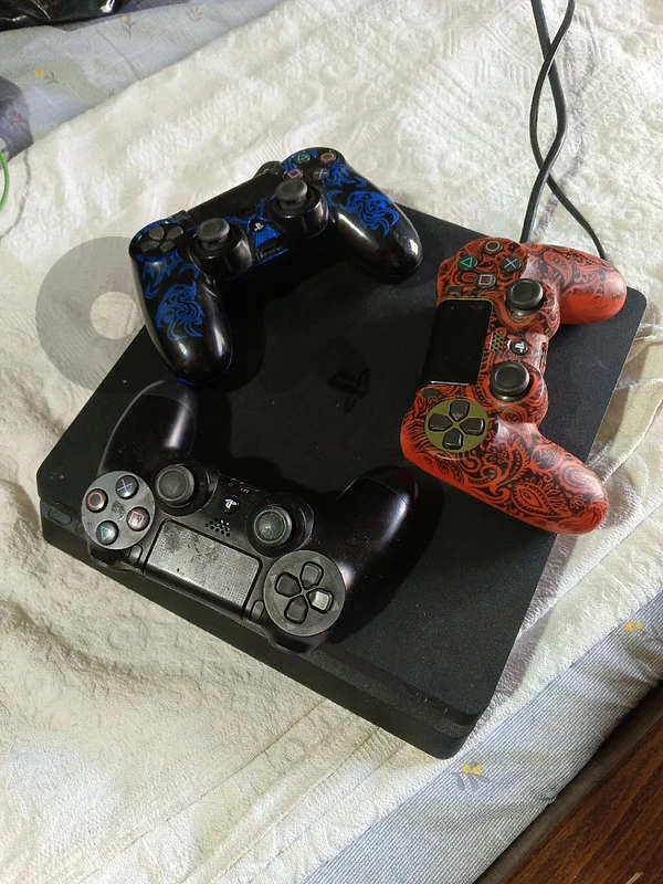 used PS4 with 3 controllers