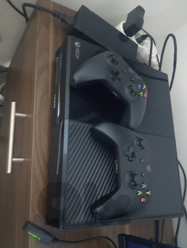 xbox one with 2 controllers and many games