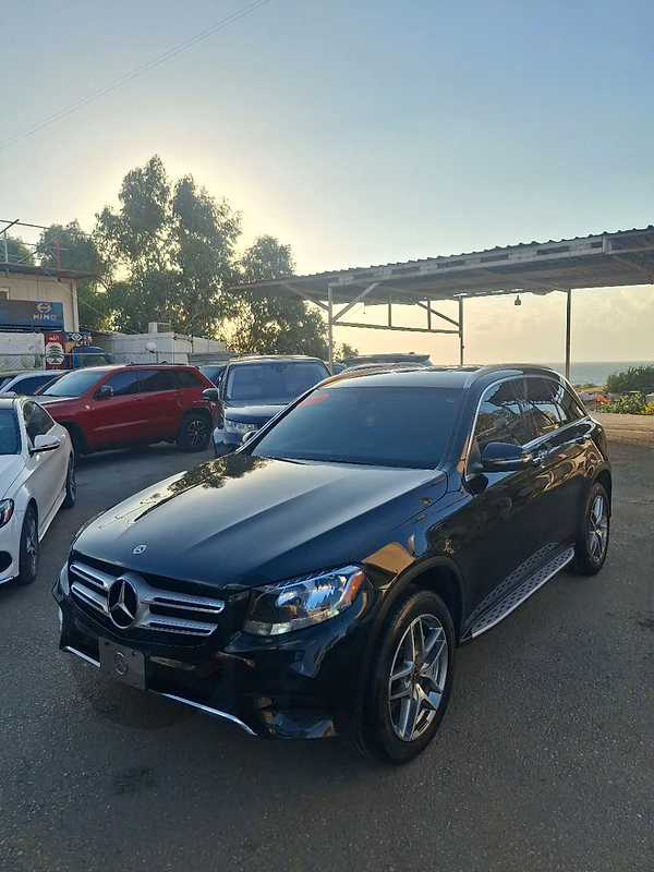 GLC 300  2019 BLACK AND BLACK CLEAN FAX AMG PAKGE