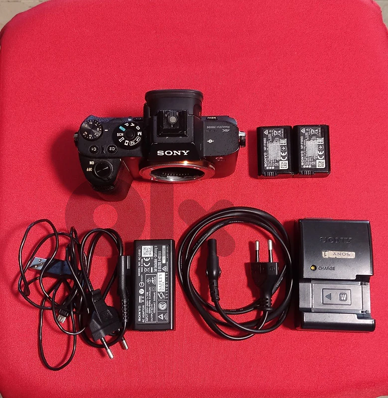 Sony A7s2 body low shutter count + 2 original batteries