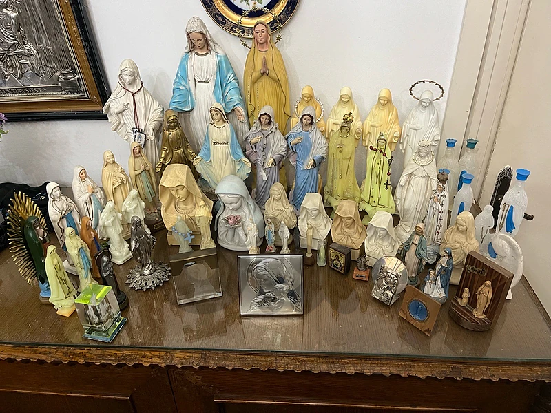 Collection de statuettes, icônes et photos religieuses variées