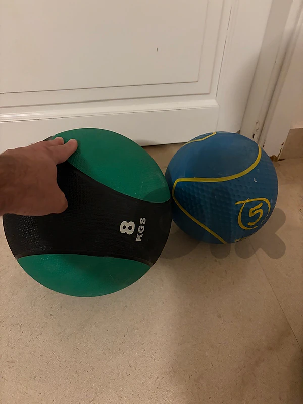 Durable rubber medicine balls in 8kg and 5kg weights.