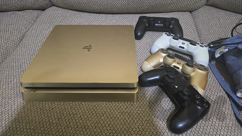 PS 4 + 4 CONTROLLERS