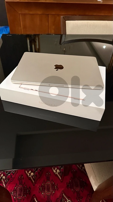 Macbook Air M2 Mint Condition + Original Box + Original Charger