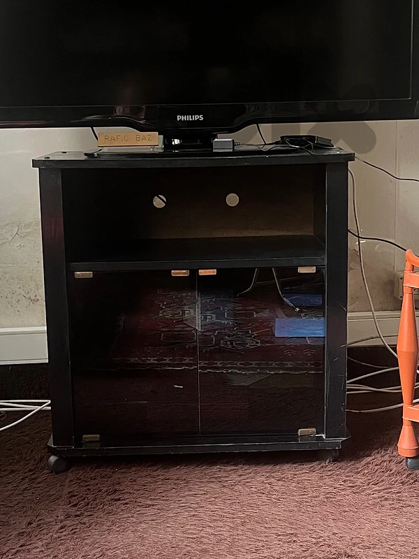 Meuble TV Noir sur Roulettes avec Portes en Verre Teinté – 50$