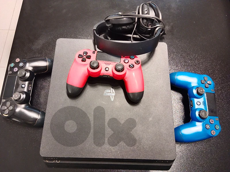 PS4 with manets and headphone