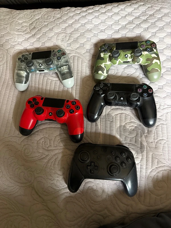 3 good ps4 controllers one with problem and 1 pro switch controller
