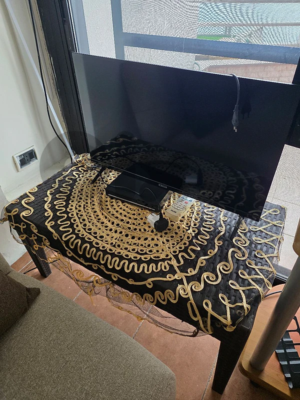 32" smart tv with table