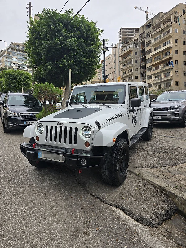 Jeep Wrangler 2013 Unlimited Sahara Factory paint showroom condition Jeep Wrangler 2013 Unlimited Sahara Factory paint showroom condition
