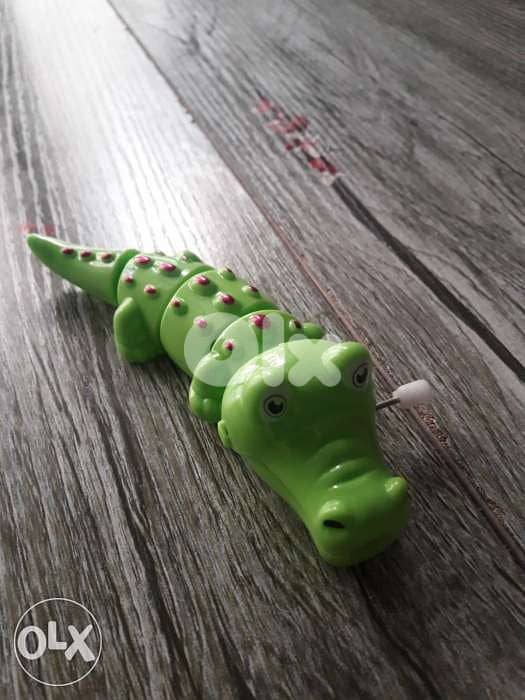 Fast cute crawling crocodile and mouse 4