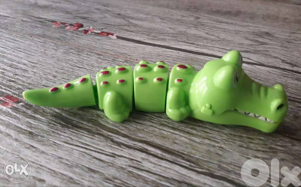 Fast cute crawling crocodile and mouse 5