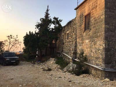L08745 - Land with a Small Old House in Bouar for Sale