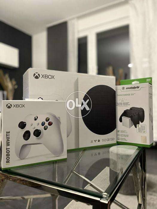 Xbox Series S + 4 Controllers + Battery Pack 0