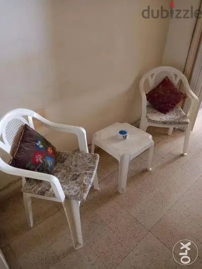 Corner 2 plastic chairs + table