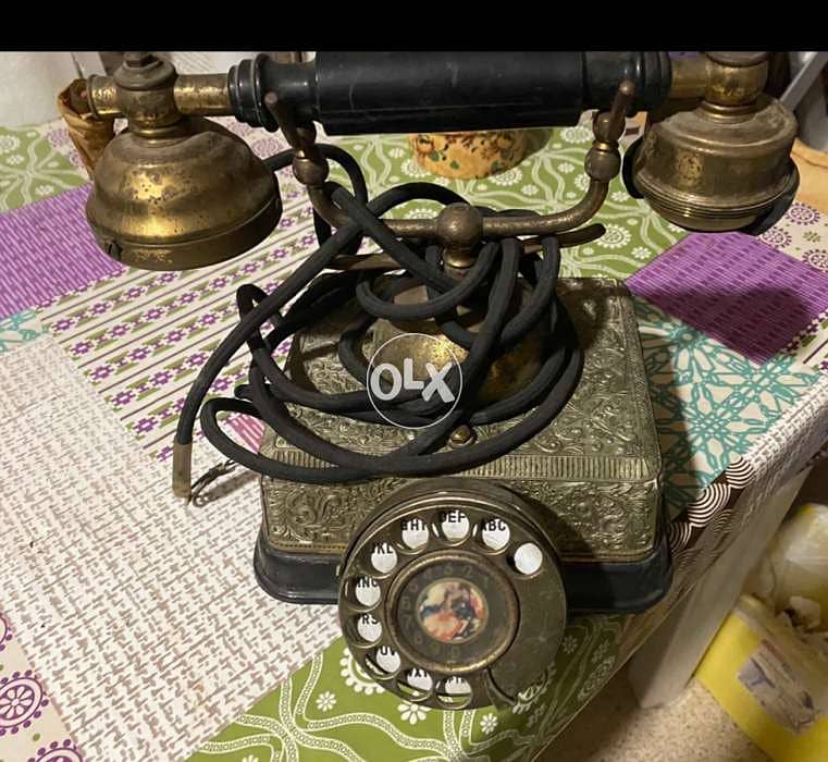 Antique phone 0