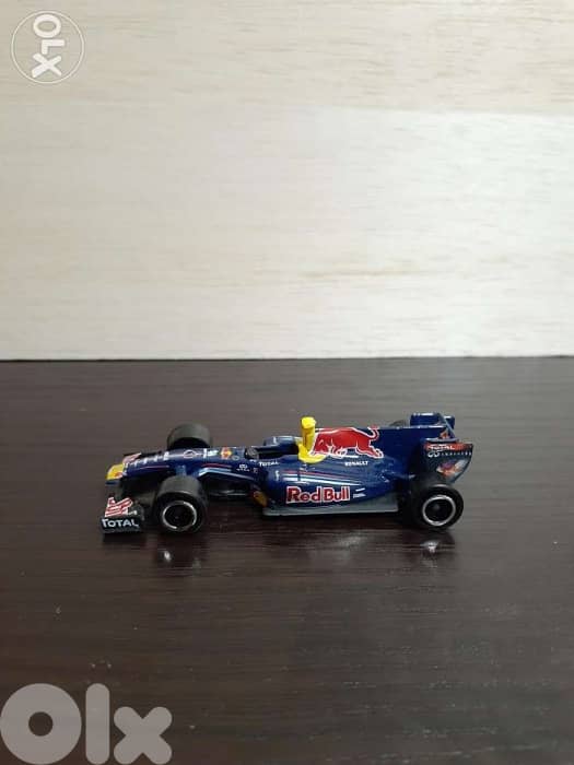 Red Bull #2 Mark Webber diecast car model 1:64. 4