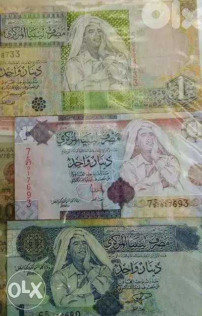 عملة ورقة دينار ليبيا عليها صورة القذافي