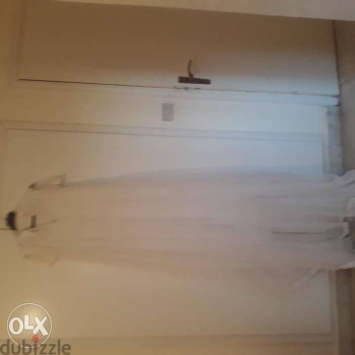 Robe de mariee tres simple et distinguee 1