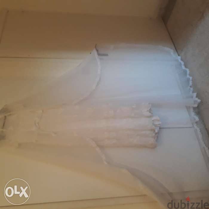 Robe de mariee tres simple et distinguee 3