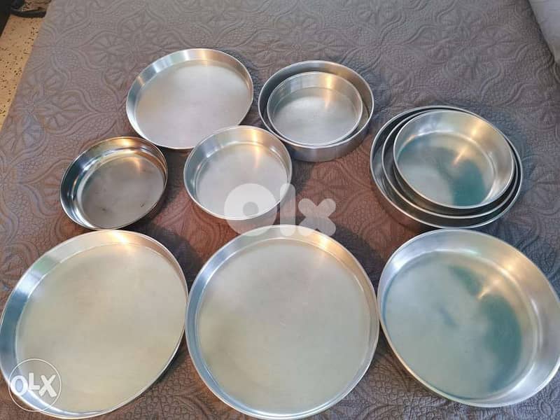 8 cake Tins 0
