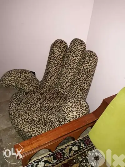 كنبة على شكل كف ، تحرك وتدور على قاعده. بحالة ممتازة