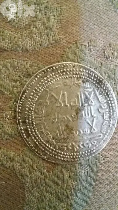 درهم اموي فضة سك في سنة ستة و تسعون للهجرة اي حوالي سنة 700 م